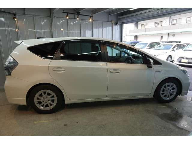 TOYOTA PRIUS Alpha 2011