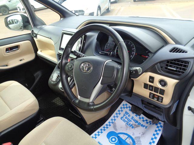 TOYOTA NOAH 4WD 2014