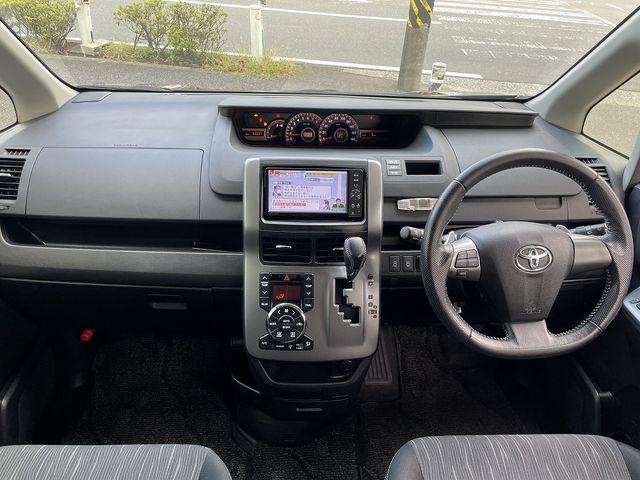 TOYOTA VOXY 2012