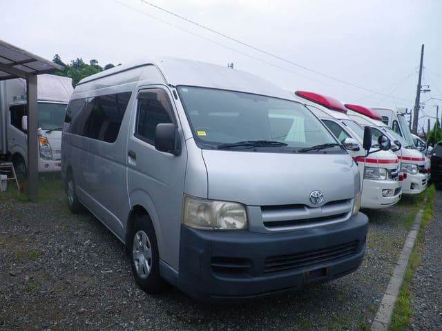 TOYOTA HIACE COMMUTER