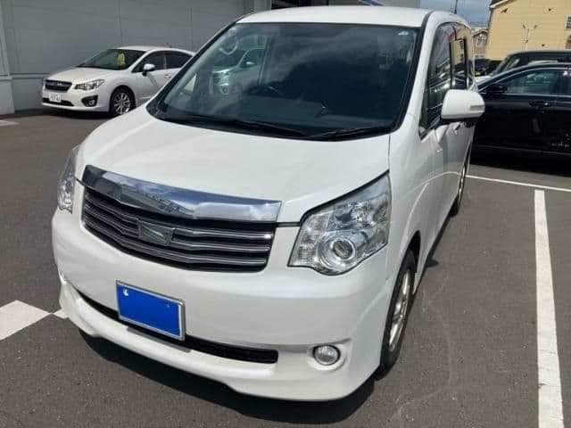 TOYOTA NOAH 4WD